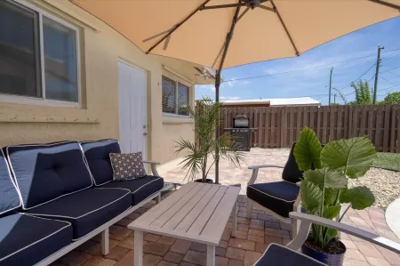 Paradise 4 Min to Beach with Heated Pool and Spa Отели рядом с достопримечательностью «Парк Дирфилд Айленд»