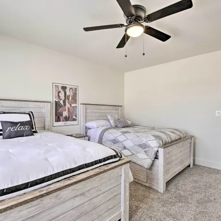 8 mi to Westgate Family-Friendly Glendale Home!