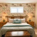 Spacious 4-bedroom river front cabin with WiFi, Game Room & Hot Tub for 15