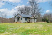 Walk to Lake: Pet-friendly Cottage in Jamestown! - Country Houses