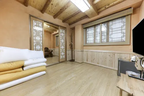 Gongju Choi Hanok Hotel - Motels