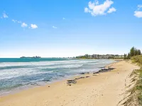 Beachside 2-Bed with Pools, Gym, BBQ and Parking