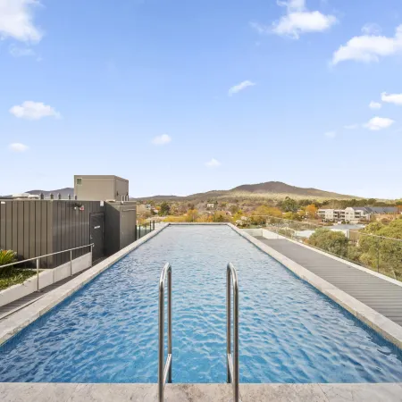 Sleek Inner-City 2-Bed with Swimming Pool & BBQ