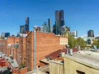 Spacious City Stay Near Lygon Street Dining - 3-Star