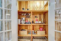 3 Mi to Beach: Pawleys Island Cottage - Boutique