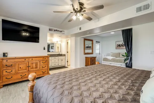 Family Home on > 2 Acres w/ Stables in Gilbert! -  Privatzimmer