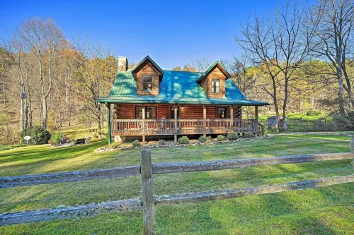 Creekside Bryson City Cabin w/ Private Hot Tub - Pet friendly