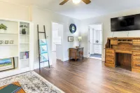 8 Mi to Columbia River Gorge: Cottage w/ Deck! - Homestays