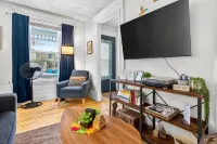 Downtown 1Br - 5 Min Walk to Church St Dining and Shops - 1st Floor & Parking