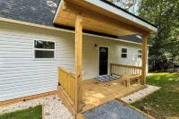 Cozy Restful Treehouse Feel Home w/ gas Grill & AC - 3-Star