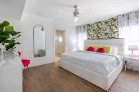 Flamingo Retreat Steps to Downtown Pool Home - พร้อมระเบียง