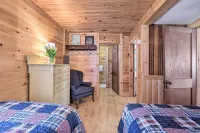 8 Mi to Saddleback Ski Area: Cabin w/ Fire Pit - 3성급