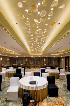 Gemini Continental, Hazratganj