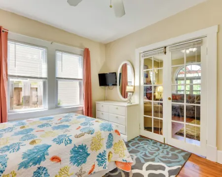 Turtle Cove Bay Beach House ~ 13 Mi to Buffalo! Hotels in Hamburg