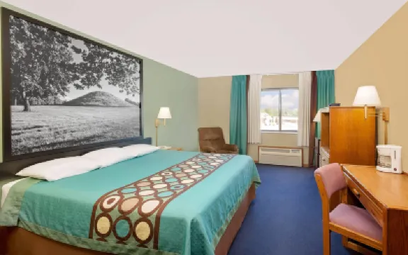 Super 8 by Wyndham Macomb Hotel a 