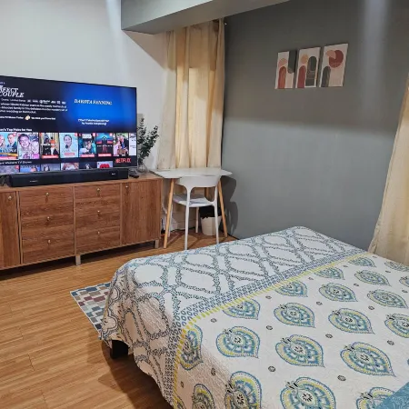 Casa Rosa2 2BR loft in BGC with 55" Smart TV & 5 pax