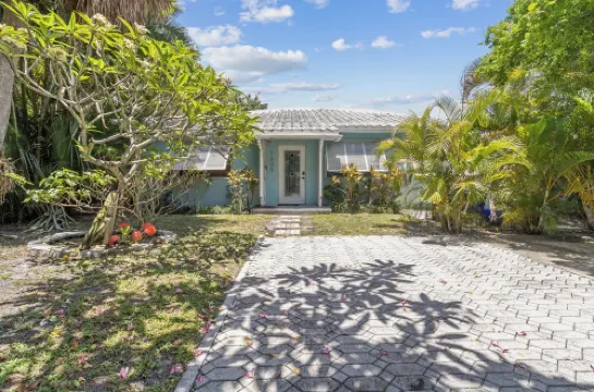 Lush Tropical Oasis! Heated Pool, 1 Mile to Downtown, 2 Miles to Public Beach