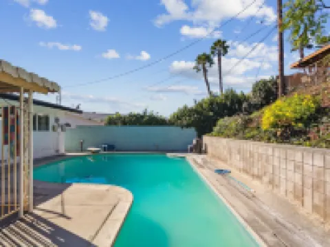 ที่พักส่วนตัวให้เช่าสไตล์โมเดิร์นที่ให้ความผ่อนคลายพร้อมสระว่ายน้ำส่วนตัว 4 ห้องนอน โดย RedAwning โรงแรมในอาซูซ่า