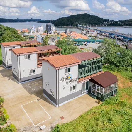Daebudo Island (Seonjaedo) Mokseom Pension Отели рядом с достопримечательностью «Загородный клуб Island»