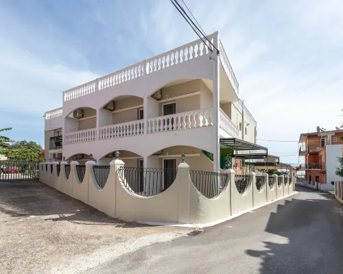 Bella Vista Beach Hotel Các khách sạn gần Bãi biển Messonghi