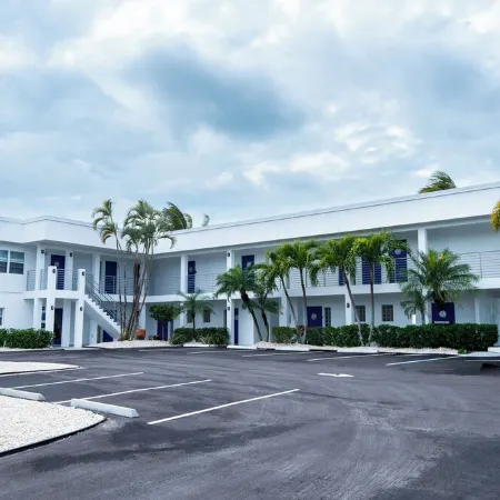 Charming 1-bedroom, Beachfront condo in fabulous Longboat Key steps to the beach