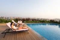 Hilton Garden Inn Mumbai International Airport - Pool