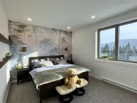Luxury Alpine Retreat - Hot Tub & Sauna - Sleeps 16 - Cliffhanger Chalet