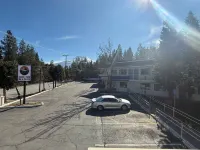 Shasta Vista Inn & Suites Hotels in Weed