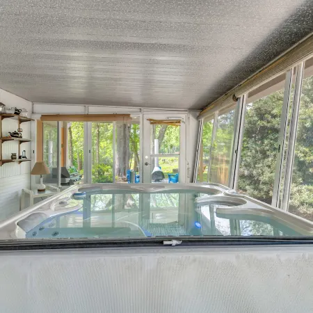 Bushnell Riverside Retreat w/ Hot Tub & Game Shed