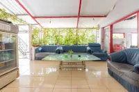 RedDoorz Syariah near Ciledug Station - Bintang 2