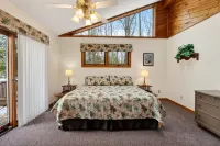 Sandy Shores 2 Bedroom Hotel Room by RedAwning - Parkering