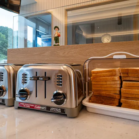 Geoje-si Hound Hotel Jangseungpo