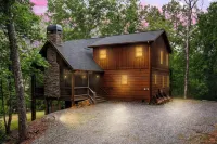 Luxury Mineral Bluff Cabin with Deck and Hot Tub! - parking