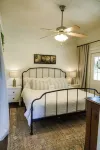 Dixie’s Cottage @ Muletown Farm• Fishing Pond • Fire Pit • Horse • Sunset Views