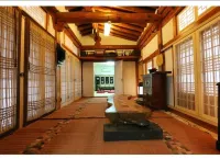 Gwiae Traditional House - parking