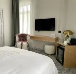 Mr.Just's Hotel - С бассейном