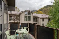 Hidden Gem, 4 Min to Lift 7 Garage, Hot Tub, Lux Kitchen, Big + Bright 4 Bedroom Condo by RedAwning - 停車場