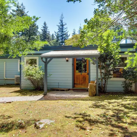Hike to the Coast! Log Cabin on 5 Acres in Bandon