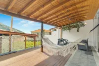 Alfa I Machico Home BBQ, Lounge & Beach Nearby - 2-Star