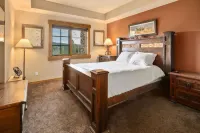 Top Floor Views w Hot Tub Golf Course - 4-Star