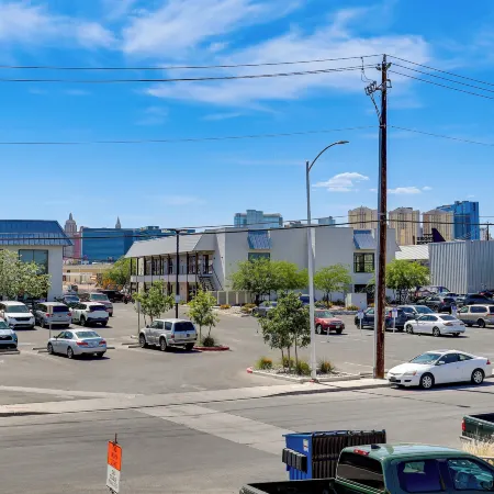 1 Mi to Unlv & Strip! Modern Vegas Condo