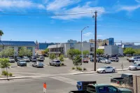 1 Mi to Unlv & Strip! Modern Vegas Condo - Homestays