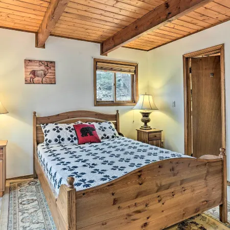 4 Mi to Tubing: Cozy Bushkill Cabin w/ Deck!