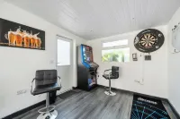 3-Beds Sleeps 6 Walking Distance to Castle & Town - parking