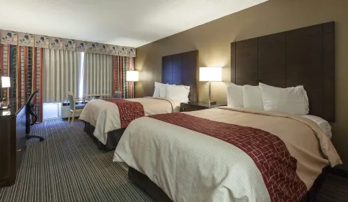 Red Roof Inn & Suites DeKalb - Parking