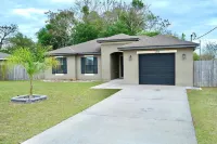 Modern Brooksville Retreat w/ Private Backyard - Homestays