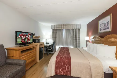   Red Roof Inn & Suites Stafford, VA - Quantico - Parkplatz