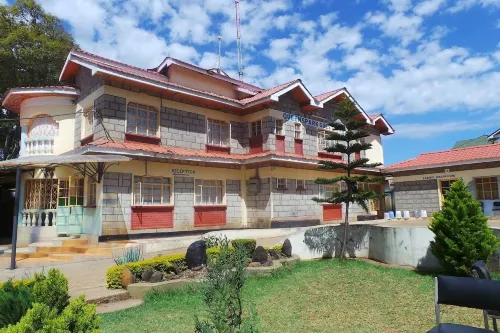 Queenspark Guest House - Homestays