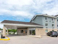 Super 8 by Wyndham Winnipeg West Hotels near Assiniboine Park Zoo