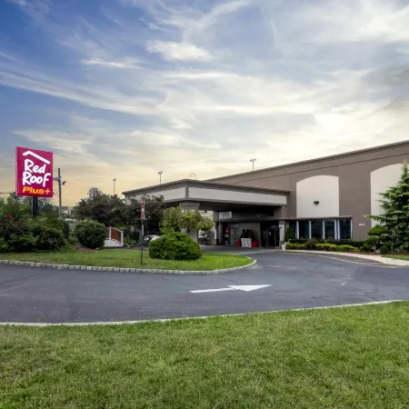 Red Roof PLUS+ Woodbridge - Carteret